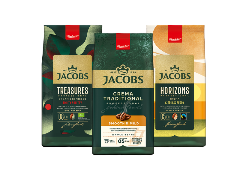 Drei Packungen Jacobs Kaffee ganze Bohne. Von Links nach Rechts: Treasure, Crema Traditional, Horizons.
